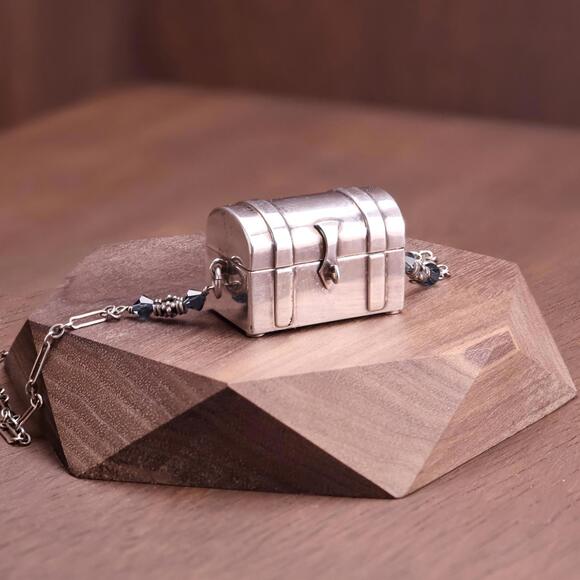 Vintage Florentine Hallmarked Sterling Treasure Chest Box Figaro Chain Necklace